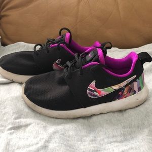 Girls Nike Roshe sneakers